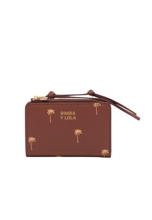 Cartera marrón con cierre de cremallera, estampada con pequeñas palmeras amarillas y con el logo "BIMBA Y LOLA", con una correa para la muñeca.