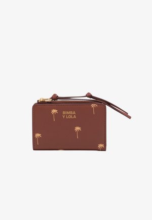 Pruun tõmblukuga rahakott väikeste kollaste palmipuude mustritega ja "BIMBA Y LOLA" logoga, millel on randmepael.