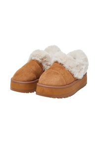 Braune Wildleder-Plateauslipper mit dickem weißen Kunstfellfutter und Gummisohlen, schräg angezeigt, um Vorder- und Seitenansicht zu zeigen.