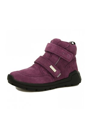 Bottine en daim violette avec deux bandes velcro, un col rembourré et une semelle noire robuste. Présente un petit logo sur le côté.