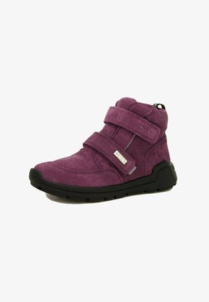 Stivaletto viola in suede con due cinturini in velcro, un collo imbottito e una suola nera robusta. Presenta un piccolo dettaglio logo sul lato.
