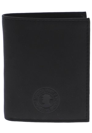 Billetera de cuero negro con textura lisa, diseño plegable y detalle del logo grabado en el frente. Los bordes cosidos mejoran la durabilidad.