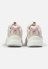 Due scarpe da ginnastica con un design rosa e beige, caratterizzate da una suola intermedia bianca a contrasto, dettagli testurizzati e un'etichetta sul retro per indossarle facilmente.