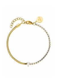 Goldener Armreif mit einem gedrehten Design und einer Reihe von klaren Steinen. Er verfügt über einen Verschluss und eine verstellbare Kette zur Größenanpassung.