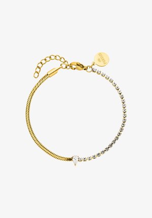 Goldener Armreif mit einem gedrehten Design und einer Reihe von klaren Steinen. Er verfügt über einen Verschluss und eine verstellbare Kette zur Größenanpassung.