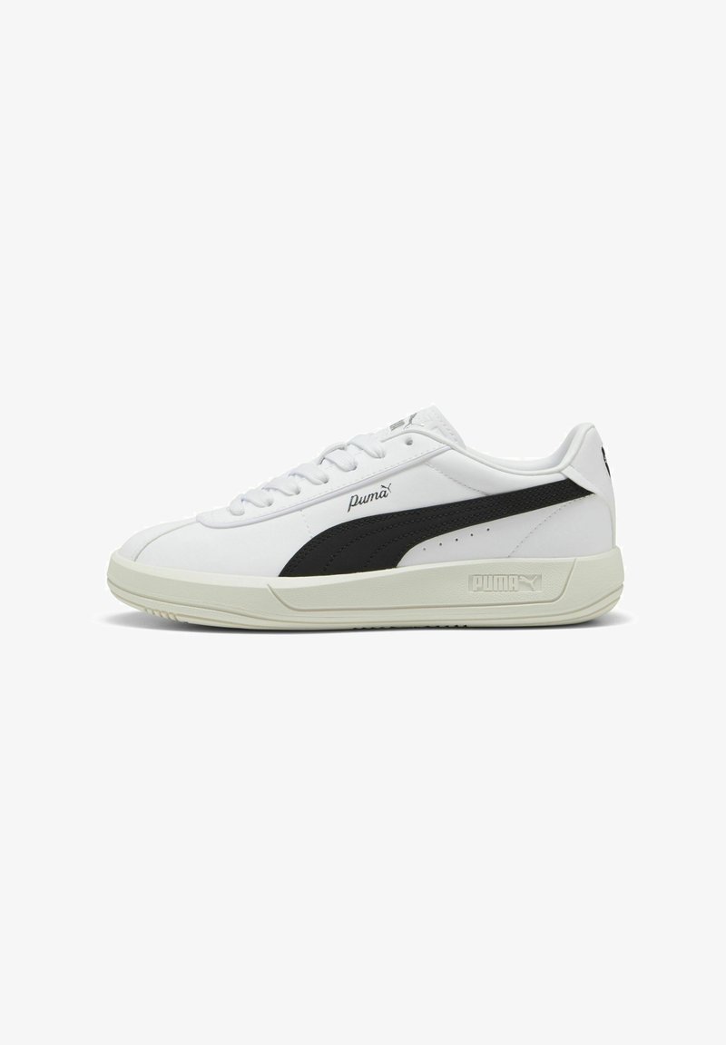 Pantofii sport albi cu accente negre, superior sintetic neted, design cu șireturi, guler căptușit, talpă groasă din cauciuc și detalii cu logo-ul Puma.
