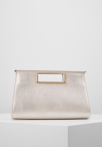 Metallinhohtoinen hopeanvärinen käsilaukku, jossa on jämäkkä muotoilu, suorakaiteen muotoinen kultasävyinen kahva, sileä pinta ja tasainen pohja.