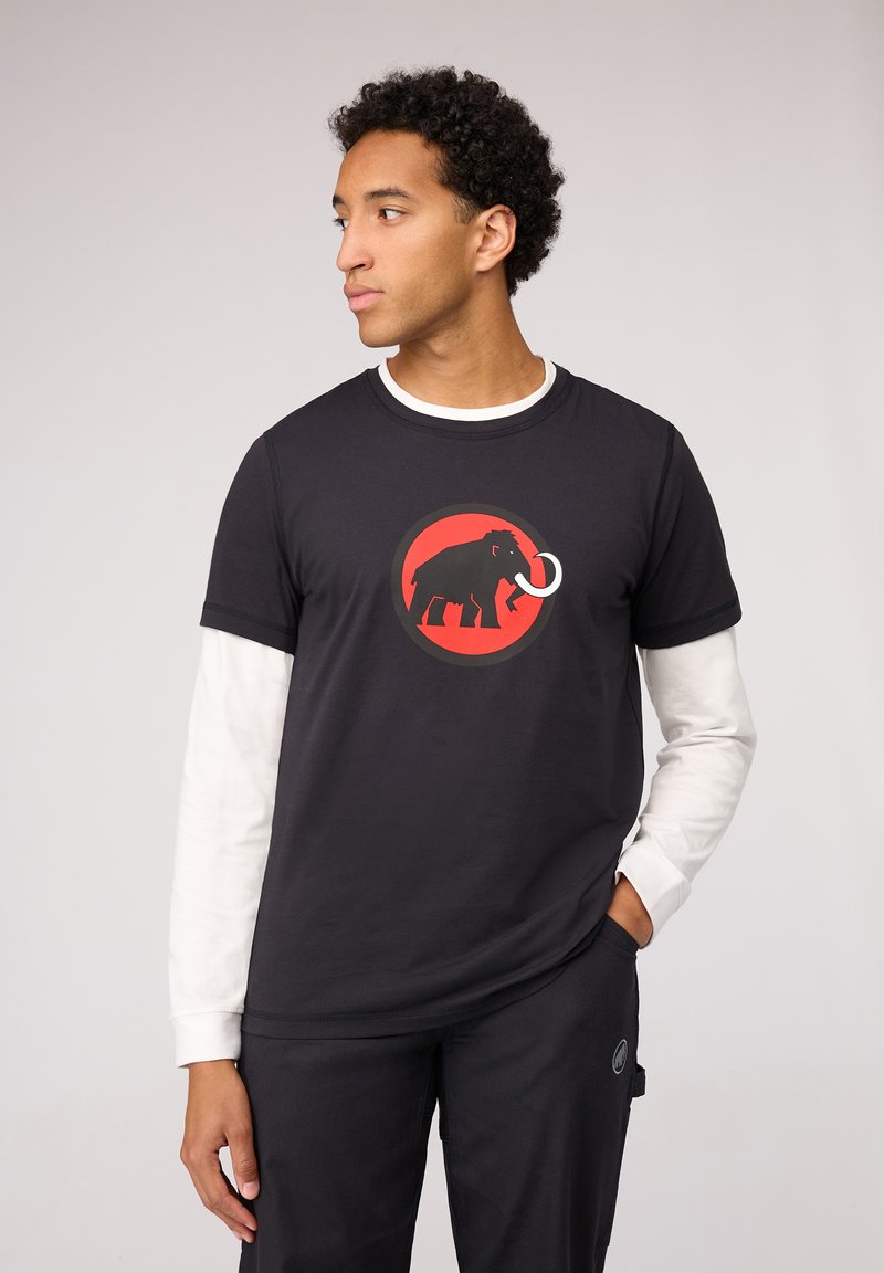 Zwarte katoen t-shirt met ronde halslijn en korte mouwen, met een rode cirkelvormige grafiek van een mammoet met een ivoorachtige slagtand.