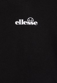 Čierne bavlnené tričko s bielym logom "ellesse" a zaobleným emblémom. Mäkka textúra s jednoduchým dizajnom, bez ďalších vzorov alebo akcentov.