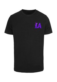 Svart bomull t-skjorte med grafikk av bokstavene "LA" i lilla flamme-design på venstre bryst. Korte ermer, standard passform.