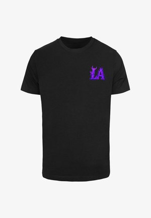 Fekete pamut póló, bal mellen „LA” feliratú grafika lila lángos designnal. Rövid ujjú, normál fit.