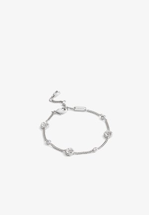 Pulsera de cadena de plata con acentos en forma de flor, detalles grabados y inserciones de piedras preciosas transparentes. Cierre ajustable para un ajuste seguro.