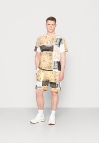 Von Dutch REES - Šortky - sand bandana