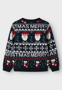 Maglione di Natale lavorato a maglia blu navy con volti di Babbo Natale, fiocchi di neve e calze decorative con motivi rossi, verdi e bianchi.