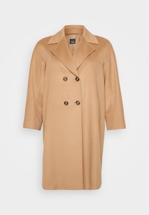 Beżowy płaszcz podwójnie zapinany, o miękkiej teksturze, z dużymi klapami i rękawami do łokcia. Posiada dwa guziki z przodu oraz minimalistyczny design.