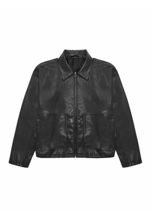 Zwarte leren jack met een ritssluiting aan de voorkant, spitse kraag en twee grote voorzakken. Soepele textuur en ontspannen pasvorm met lange mouwen.