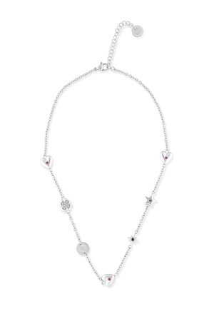 Collar de cadena plateada con colgantes de corazón que incluyen pequeñas piedras rojas, un trébol de cuatro hojas, una estrella, un sol y acentos de piedra negra, con cierre ajustable.