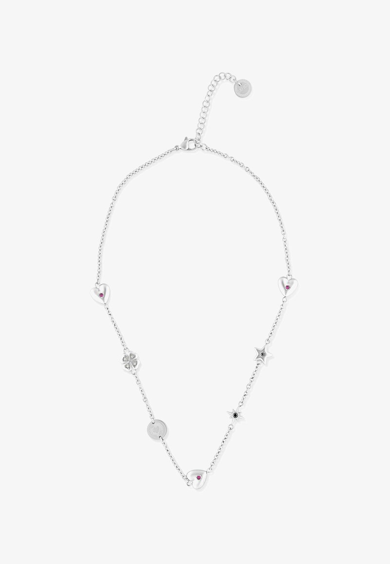 Collier en chaîne argentée avec pendentifs en forme de cœur ornés de petites pierres rouges, un trèfle à quatre feuilles, une étoile, un soleil et des accents de pierre noire, fermoir réglable.