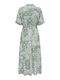 Robe midi verte avec imprimé paisley et bandana blanc, manches courtes, col et ceinture en tissu assorti à la taille, vue de dos.