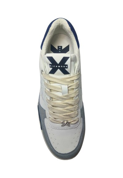 Weiße Sneakers mit grauen und marineblauen Akzenten, ausgestattet mit einem atmungsaktiven Obermaterial, runder Zehenpartie, flachen cremefarbenen Schnürsenkeln und einem Logo auf der Zunge. Strukturierte Materialien.