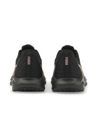 Czarne buty sportowe z cholewką z siateczki i różowymi akcentami. Posiadają teksturowany obcas, trwałą podeszwę oraz nadruk z logo na pięcie.