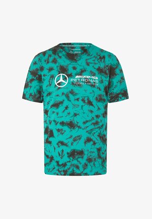 T-shirty w kolorze turkusowym i czarnym w wzór tie-dye z okrągłym dekoltem. Na przodzie znajduje się logo zespołu Mercedes AMG Petronas Formula One. Krótkie rękawy.