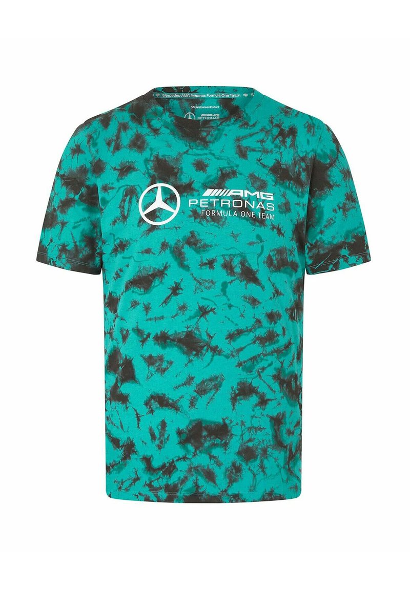 T-shirty w kolorze turkusowym i czarnym w wzór tie-dye z okrągłym dekoltem. Na przodzie znajduje się logo zespołu Mercedes AMG Petronas Formula One. Krótkie rękawy.