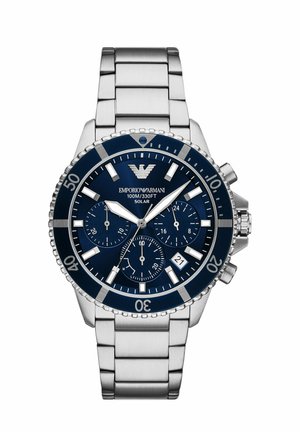 Silberne Metallarmbanduhr mit blauem Zifferblatt, drei Unterzifferblättern, Datumsfenster, drehbarer Lünette und leuchtenden Zeigern und Markierungen, wasserdicht bis 100 m.
