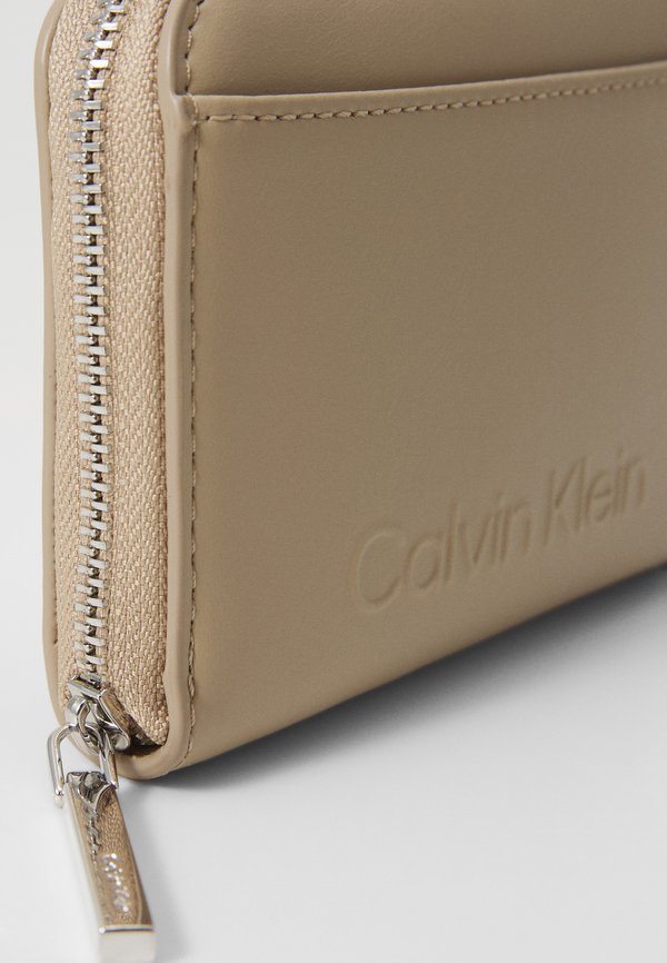 EMBOSSED LOGO MEDIUM ZIP AROUND - Wallet - crockery2