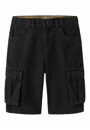 Fekete cargó rövidnadrág oldalzsebes fedlappal, elöl gombos záródással, elöl és hátul övbújtatókkal.