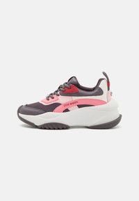 Zapatillas con parte superior de malla en gris y rosa, con una suela blanca gruesa, logotipo prominente y lengüeta acolchada. Los acentos texturizados realzan el diseño.