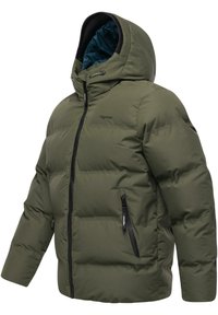 Giacca a vento verde oliva con cappuccio, dotata di zip frontale, tasche laterali doppie e dettagli neri. Il materiale è una texture liscia e trapuntata.
