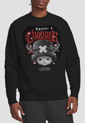 Schwarzer Sweatshirt mit einem grafischen Design von Chopper aus "One Piece", mit rotem Text und japanischen Schriftzeichen vor einem dunklen Hintergrund.