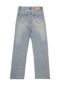 Vaqueros de mezclilla azul claro con un corte relajado, piernas rectas, dos bolsillos traseros y un dobladillo sin rematar en los tobillos. Etiqueta de la marca en la cintura.
