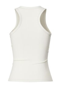 Camiseta sin mangas blanca de canalé con un diseño ajustado, que presenta un escote redondo y aberturas amplias en los brazos. La tela tiene una apariencia texturizada y elástica.
