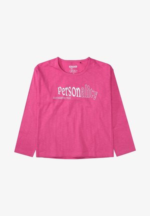 Roze shirt met lange mouwen en een ronde hals met de tekst "PERSONALITY AUTHENTIC YOU" in contrasterend wit. Zachte stoftextuur.