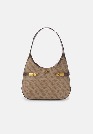 Bruine handtas met monogrampatroon, donkerbruine band, goudkleurige gespdetails en "GUESS EST 1981" logo middenvoor.