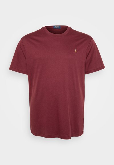 T-shirt de algodão borgonha com decote redondo, mangas curtas e um pequeno logotipo bordado no lado esquerdo do peito. Textura suave e corte regular.