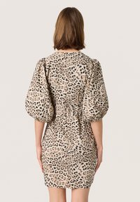 Leopardprint korte jurk met pofmouwen, aansluitend ontwerp, gladde stof en een ritssluiting achter. Neutrale tinten in het printpatroon.