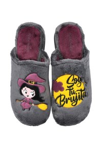 Zapatillas de felpa gris con textura peluda, con un gráfico de bruja y la frase "Soy tu Brujita" en un círculo amarillo.