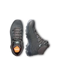 Svart lädervandringsstövlar med texturerade detaljer, en vadderad krage och grå sula med klack. Har grå snörning och en orange innerfoder.