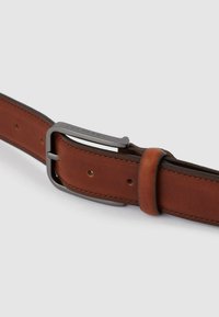 Cintura in pelle marrone con fibbia in metallo elegante dalla finitura scura, numerosi fori per la regolazione e una texture liscia.