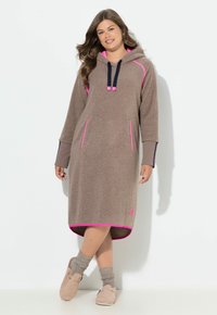 Abito in felpa con cappuccio e maniche lunghe di colore marrone chiaro, con rifiniture rosa, tasche frontali e una vestibilità comoda. Tessuto morbido e design casual.