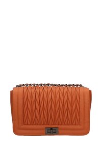 Borsa a tracolla in pelle arancione trapuntata con catena, caratterizzata da una forma rettangolare, cuciture intricate e un dettaglio in metallo sulla parte anteriore.