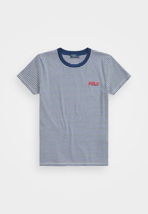 T-shirt à manches courtes rayé horizontalement bleu marine et blanc, avec un col bleu marine et le logo "POLO" rouge sur la poitrine gauche.