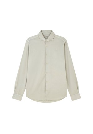 Camisa de manga larga color beige claro, con cuello puntiagudo y puños abotonados, exhibida extendida sobre un fondo blanco.