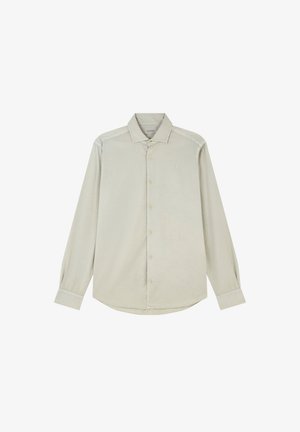 Camisa de manga larga color beige claro, con cuello puntiagudo y puños abotonados, exhibida extendida sobre un fondo blanco.