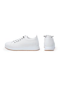 Weiße Sneaker mit einer glatten Oberseite, durchlöcherten Details, Schnürverschluss und kontrastierender, brauner Gummisohle. Niedrig-profil Design mit abgerundeter Zehenpartie.
