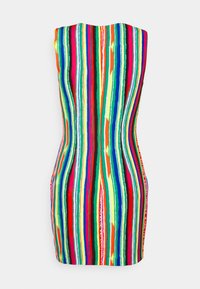 Ärmelloses Kleid mit vertikalen Streifen in verschiedenen Farben, einschließlich Rot, Grün, Blau und Lila, mit einer figurbetonten Silhouette und keinen sichtbaren Verschlüssen.