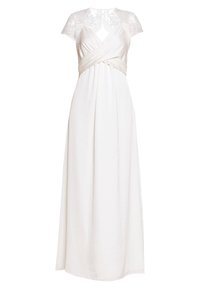 Robe longue blanche avec manches courtes en dentelle, présentant un corsage croisé et une jupe fluide. Tissu lisse avec une silhouette élégante.